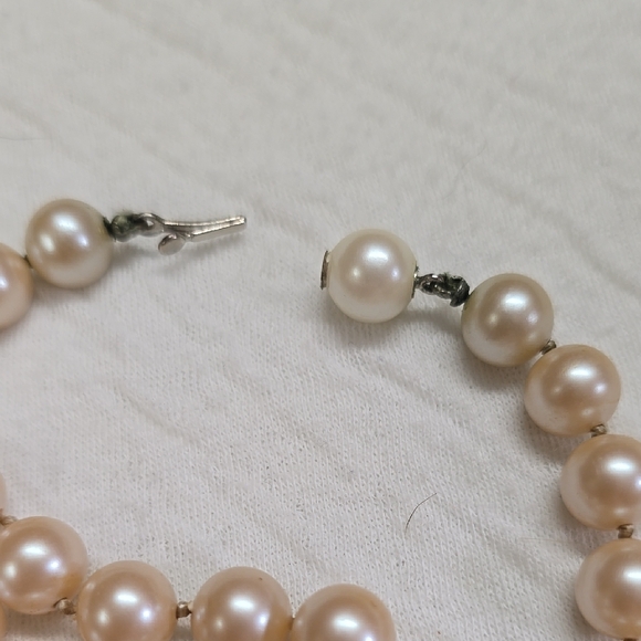 Elegant Faux Pearl Necklace - Picture 4 of 5